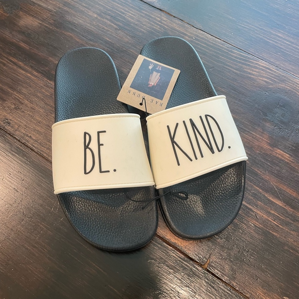 NWT RAE DUNN BE KIND SLIDES